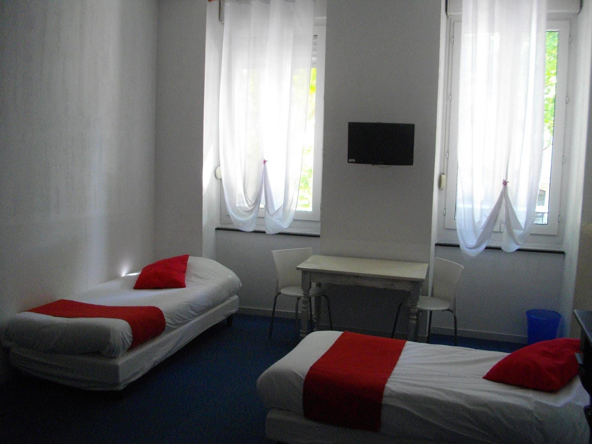 Hotel Central Carcassonne Bagian luar foto